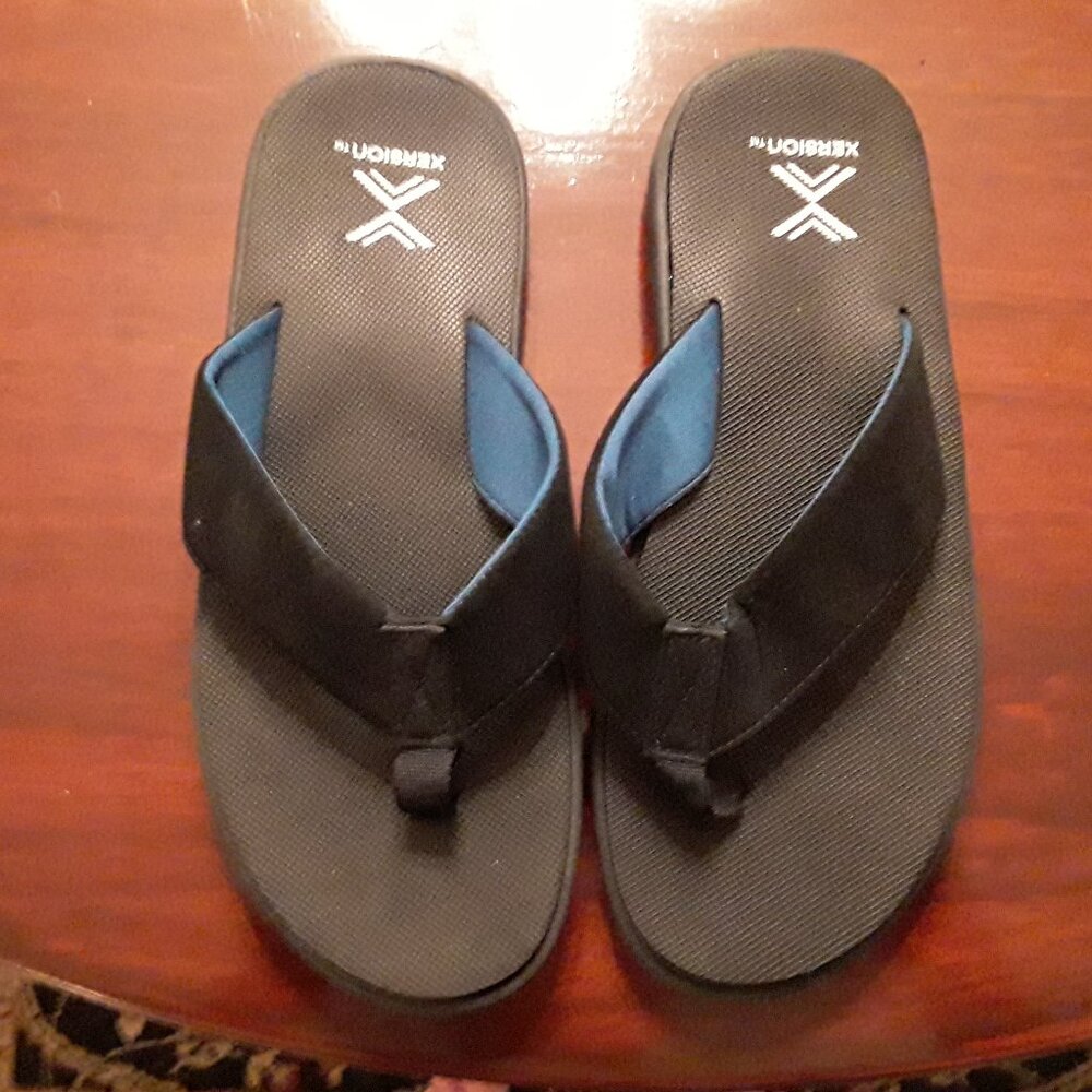 Xersion NWOT Men"s black flip flops size 7-8